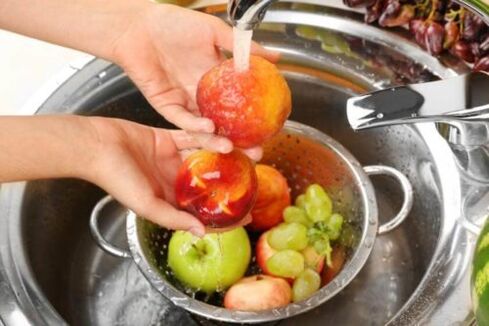 lavar frutas para prevenir o aparecimento de parasitas no corpo