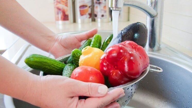 lavar vegetais e frutas como medida preventiva contra parasitas
